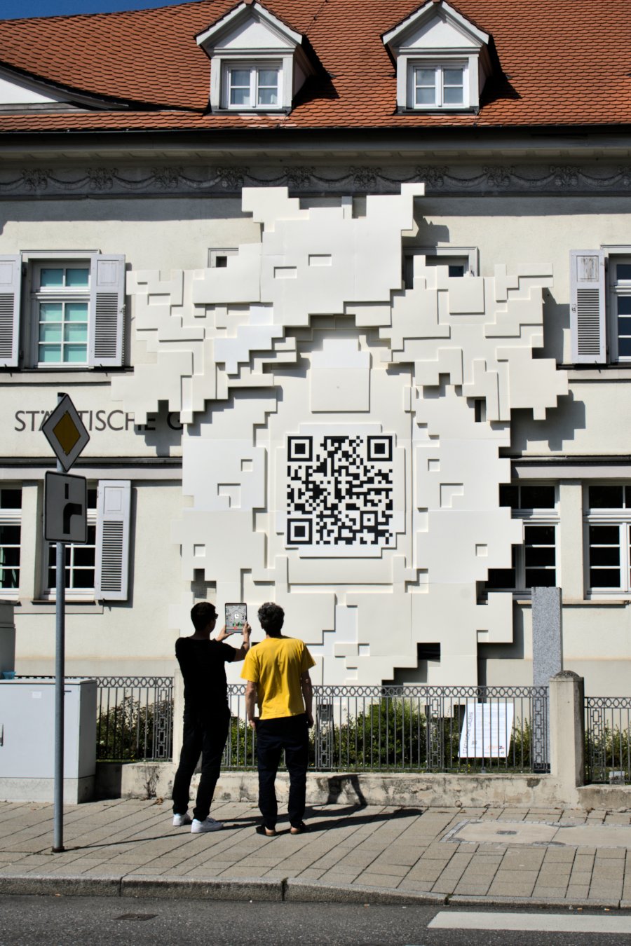 Fassade mit Uhr und QR-Code